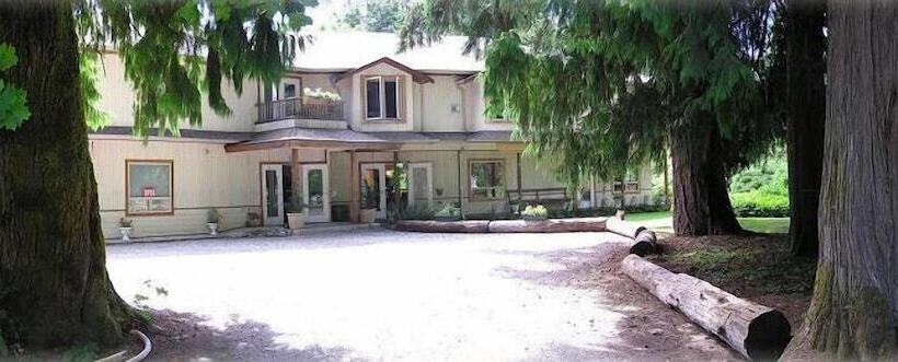 فندق Cedar Wood Lodge Bed & Breakfast Inn