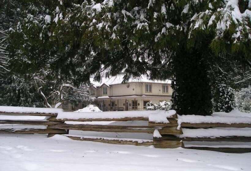 فندق Cedar Wood Lodge Bed & Breakfast Inn