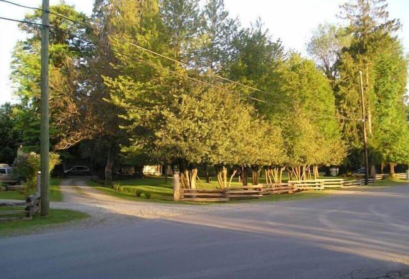 فندق Cedar Wood Lodge Bed & Breakfast Inn