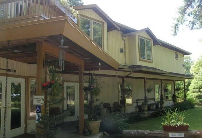 فندق Cedar Wood Lodge Bed & Breakfast Inn