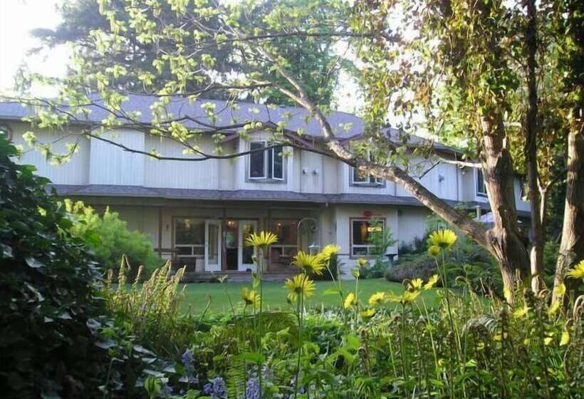 فندق Cedar Wood Lodge Bed & Breakfast Inn