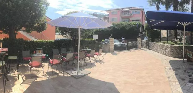Hotelli Guesthouse Villa Manda