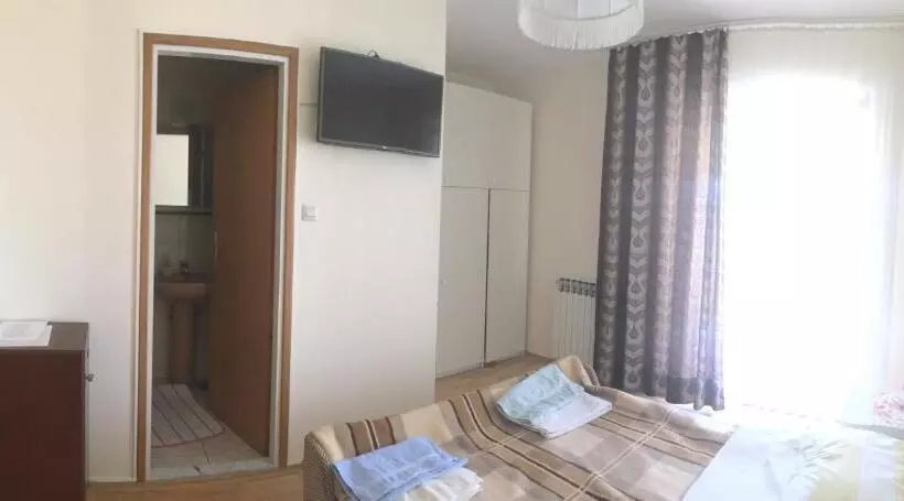 Hotelli Guesthouse Villa Manda