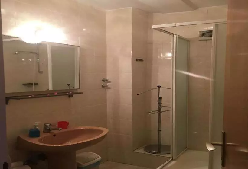 Hotelli Guesthouse Villa Manda