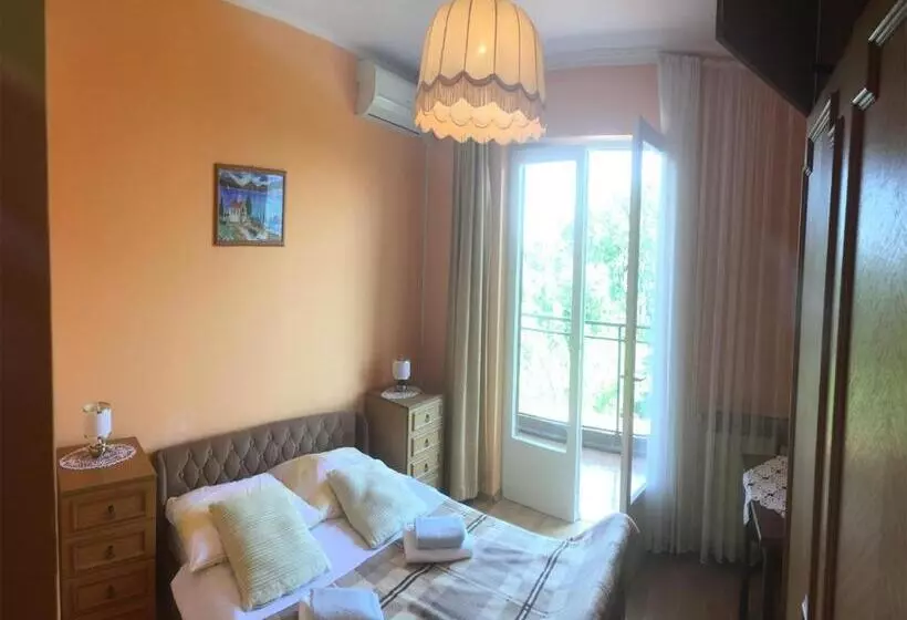 Hotelli Guesthouse Villa Manda