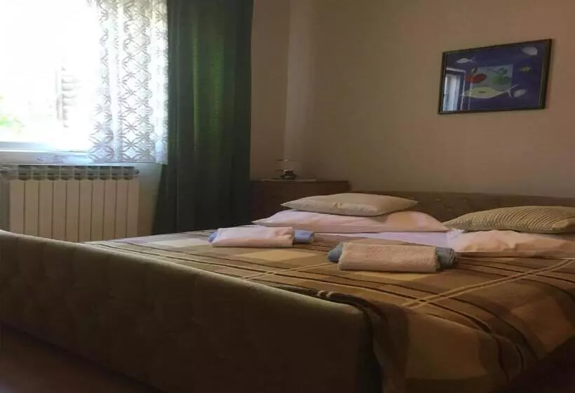Hotelli Guesthouse Villa Manda