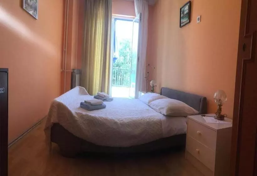 Hotelli Guesthouse Villa Manda