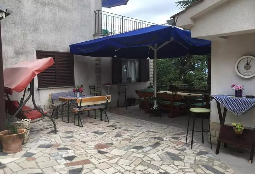 Hotelli Guesthouse Villa Manda