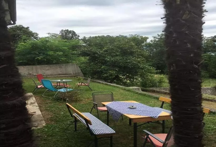 Hotelli Guesthouse Villa Manda