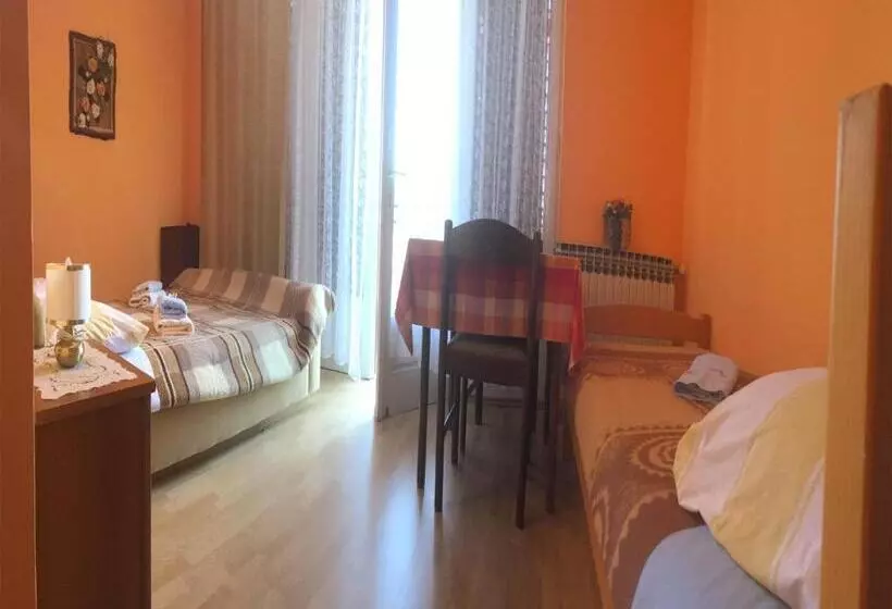 Hotelli Guesthouse Villa Manda