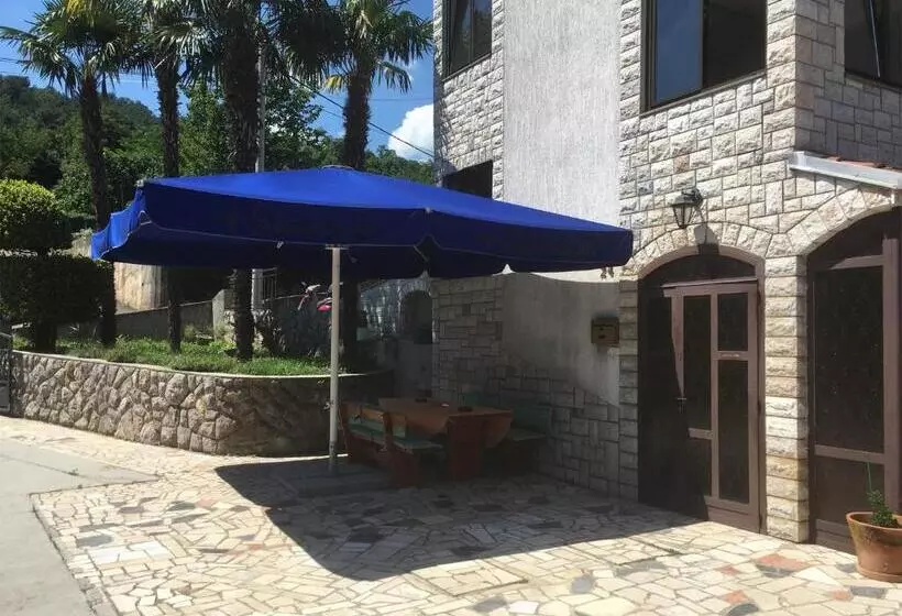 Hotelli Guesthouse Villa Manda