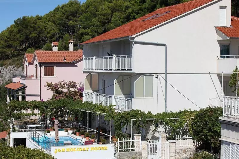 Hotelli J & B Holiday House