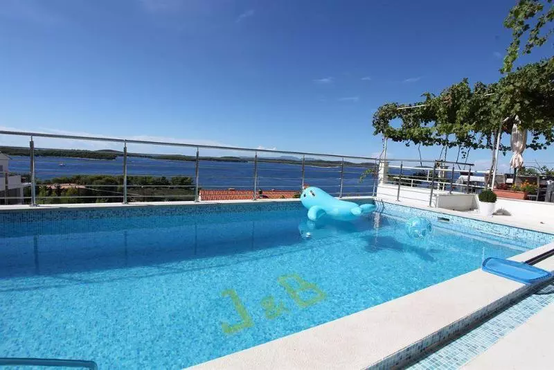 Hotelli J & B Holiday House