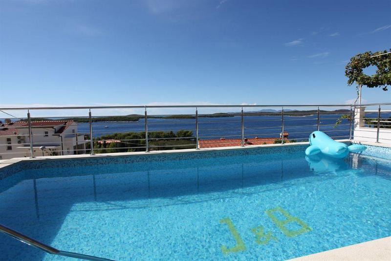 Hotel J & B Holiday House