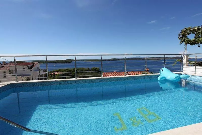 Hotelli J & B Holiday House