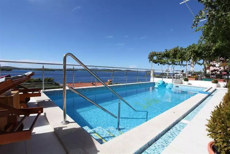 Hotelli J & B Holiday House
