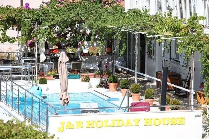 Hotelli J & B Holiday House