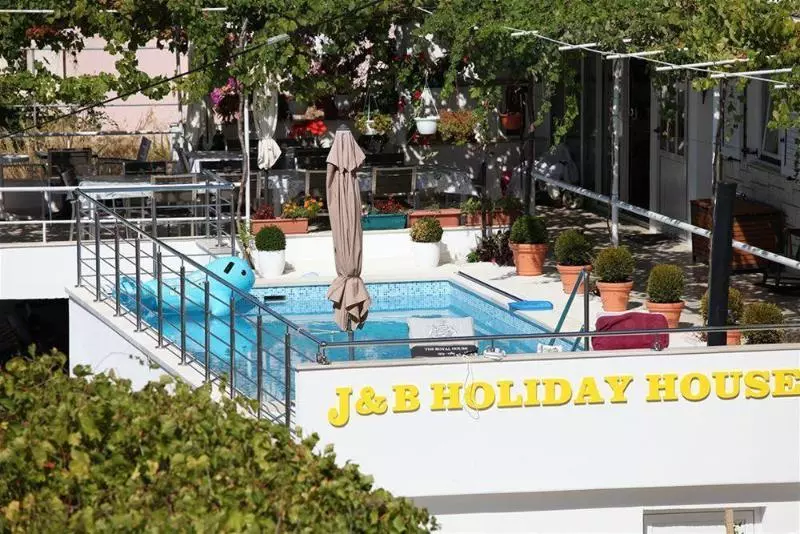 Hotelli J & B Holiday House