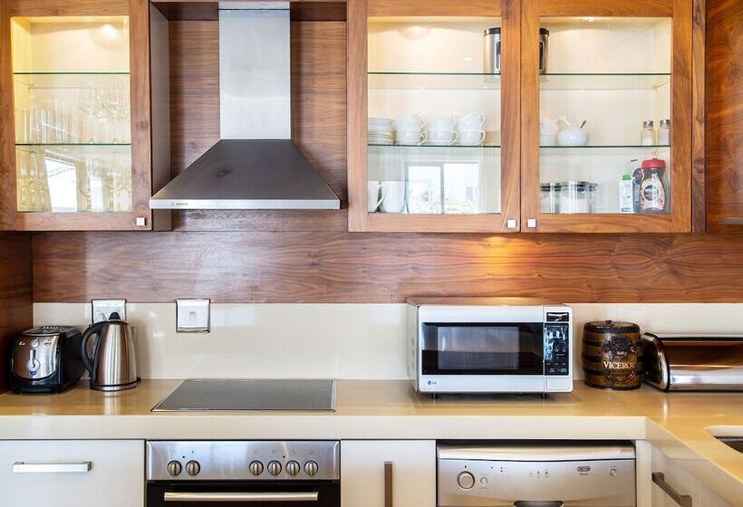 בית מלון כפרי Marine Square Luxury Suites