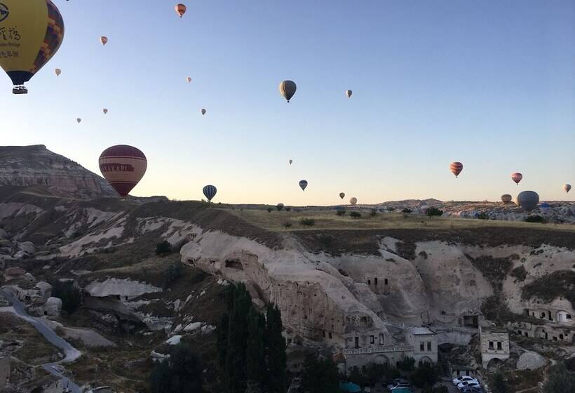 فندق The Village Cave
