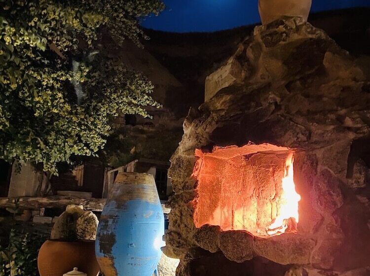 فندق The Village Cave