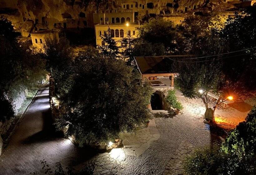 فندق The Village Cave