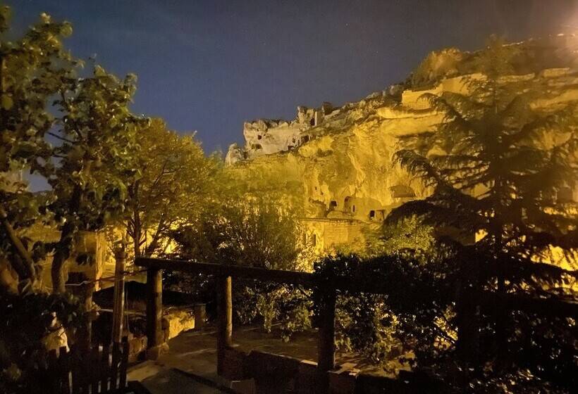 فندق The Village Cave