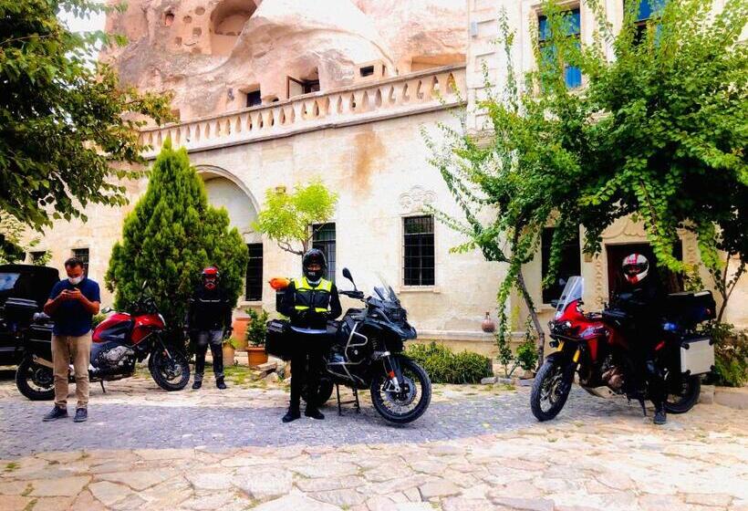 فندق The Village Cave