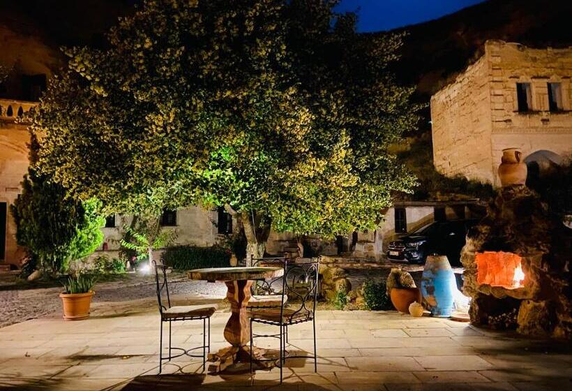 فندق The Village Cave