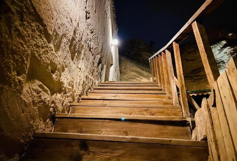 فندق The Village Cave