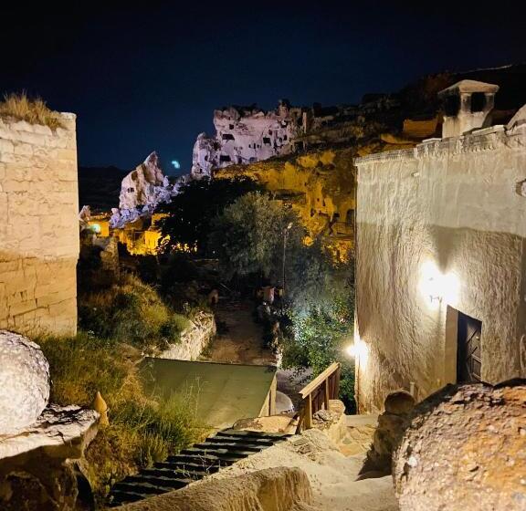 فندق The Village Cave