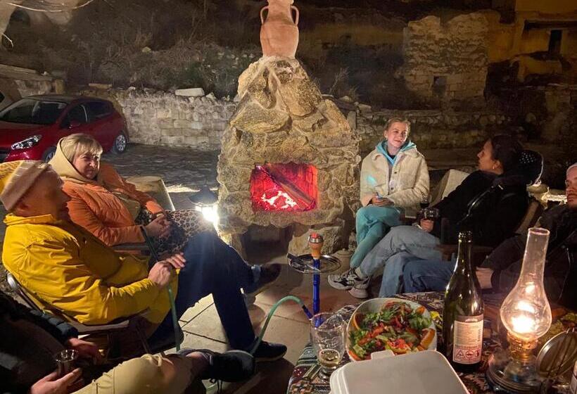 فندق The Village Cave