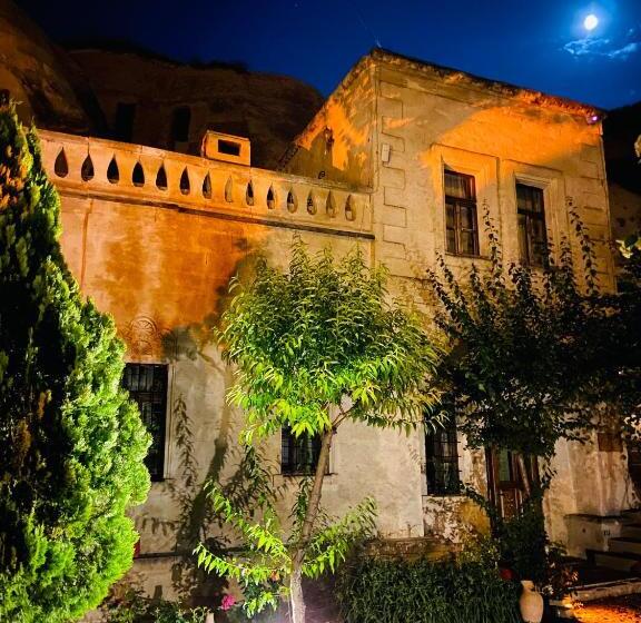 فندق The Village Cave