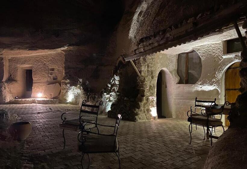 فندق The Village Cave