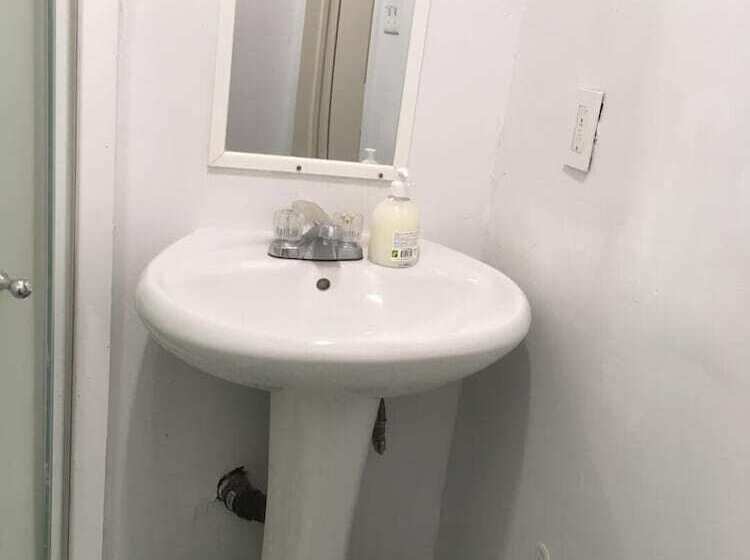 酒店 Toronto Travellers Home