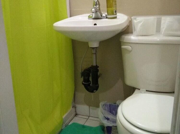 酒店 Toronto Travellers Home