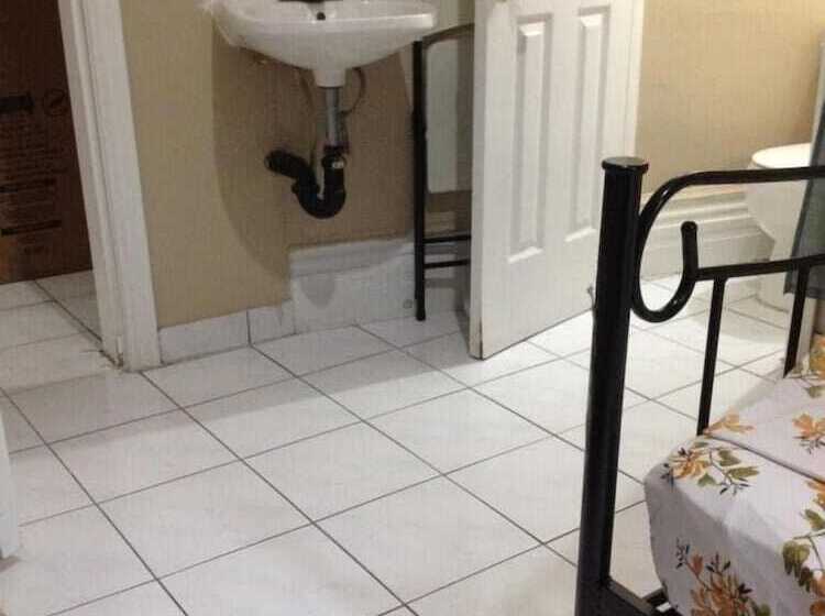 酒店 Toronto Travellers Home