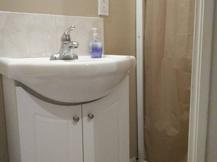 酒店 Toronto Travellers Home