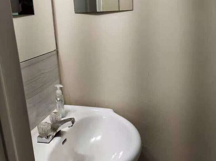 酒店 Toronto Travellers Home