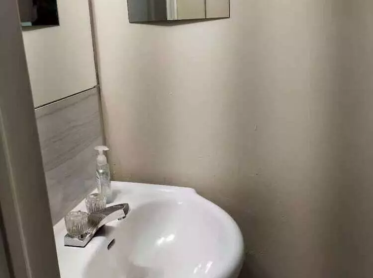 ホテル Toronto Travellers Home