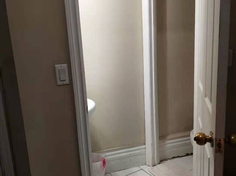 酒店 Toronto Travellers Home