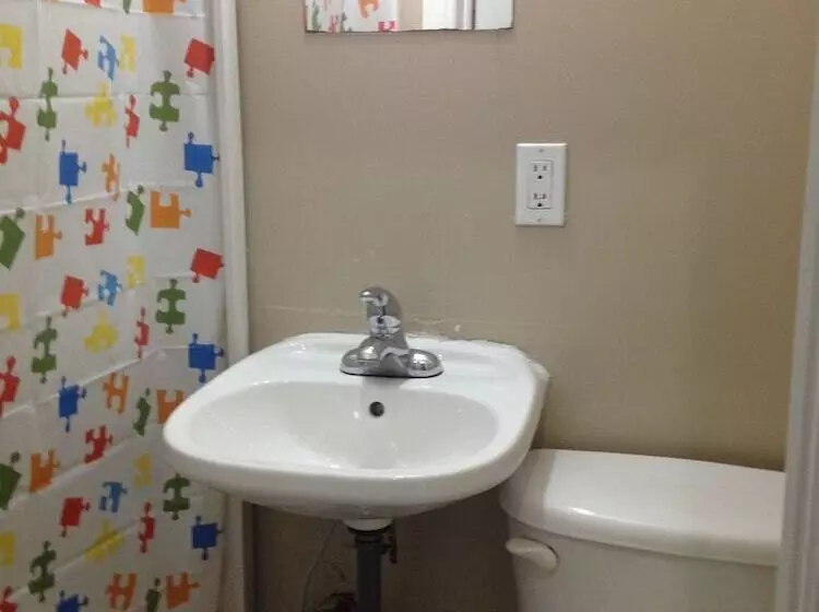 ホテル Toronto Travellers Home
