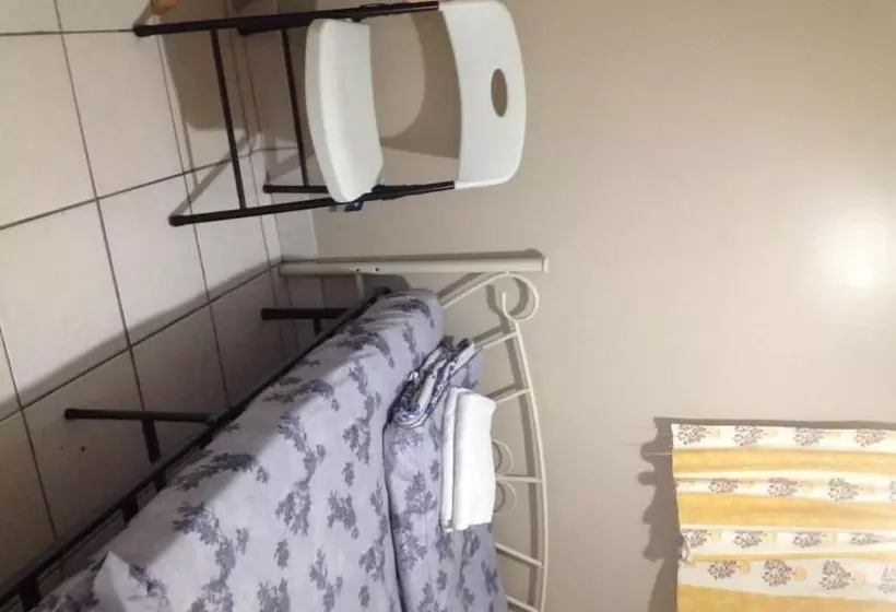 ホテル Toronto Travellers Home