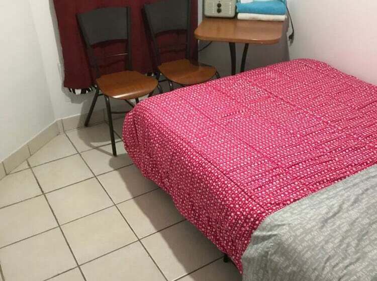 酒店 Toronto Travellers Home