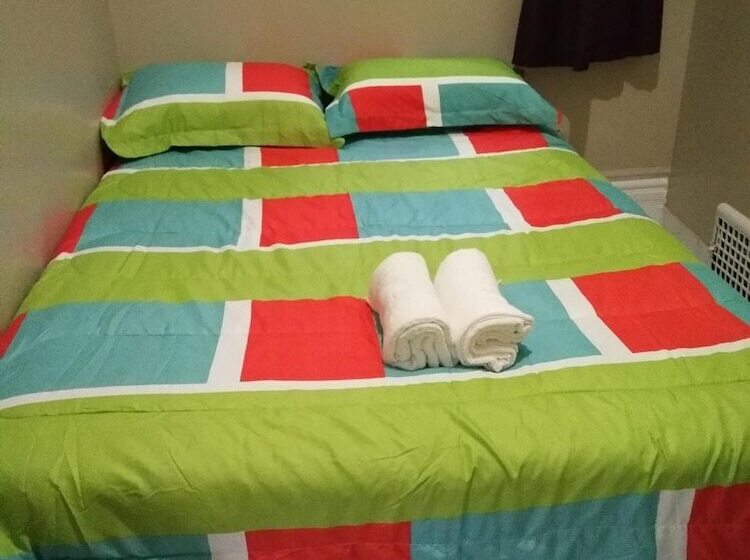 酒店 Toronto Travellers Home