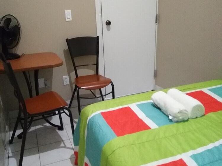 酒店 Toronto Travellers Home