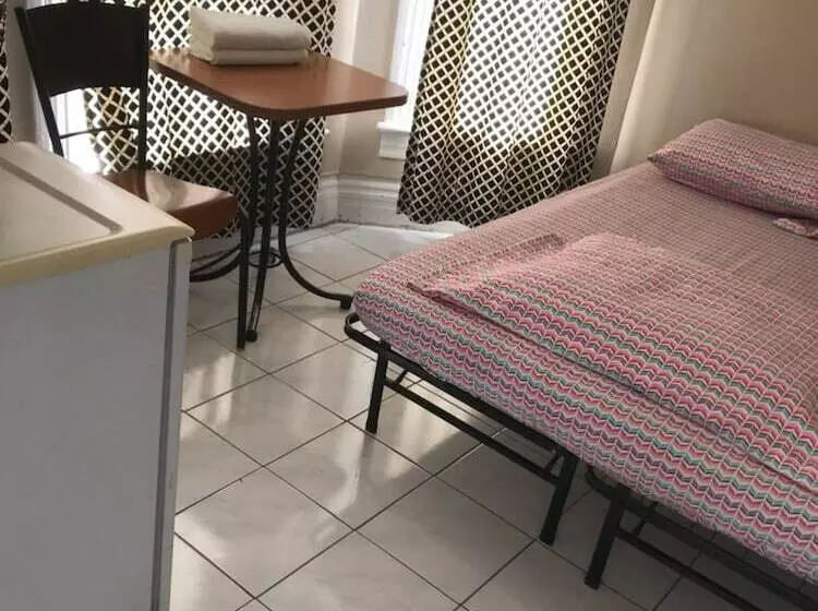 ホテル Toronto Travellers Home