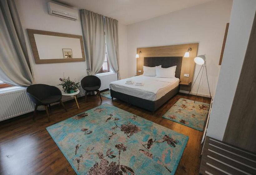 تختخواب و صبحانه Teatro