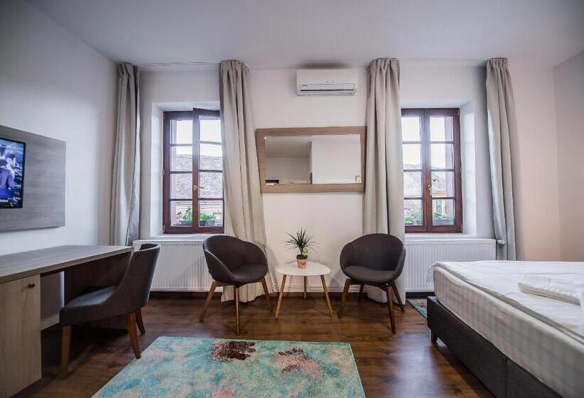 تختخواب و صبحانه Teatro