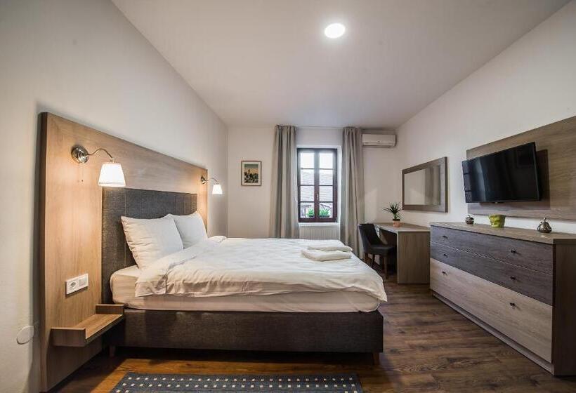 تختخواب و صبحانه Teatro